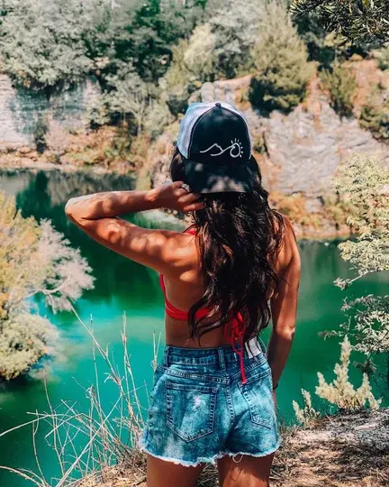 model wearing fernweh hat