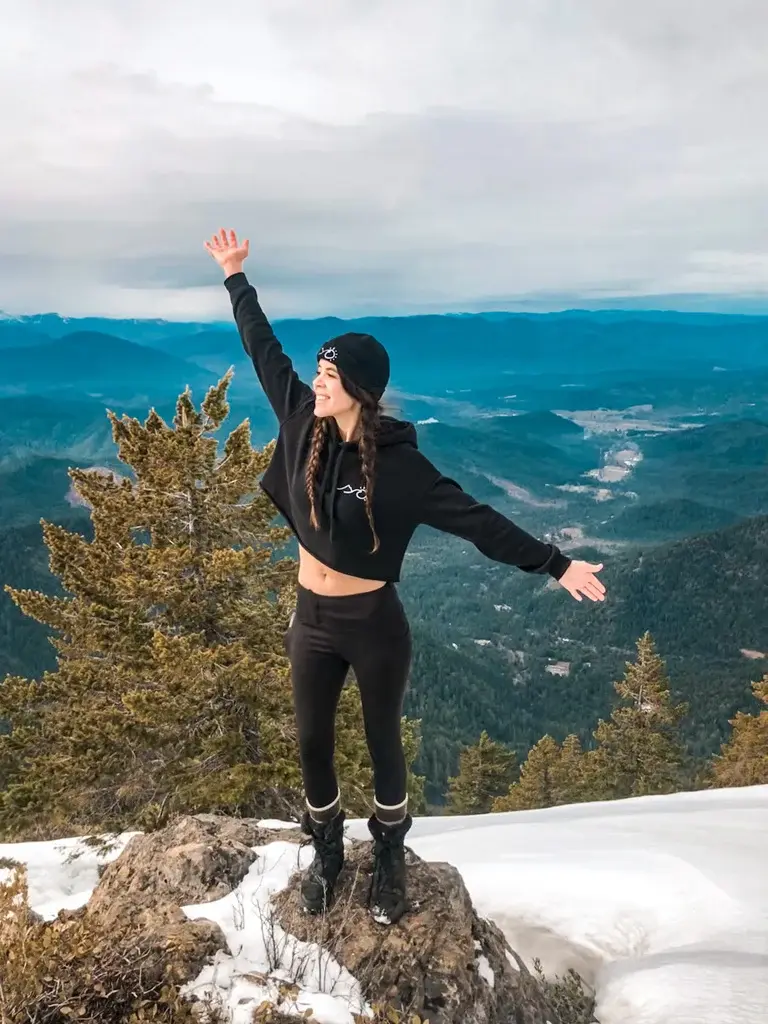 model posing on cliff wearing fernweh clothing